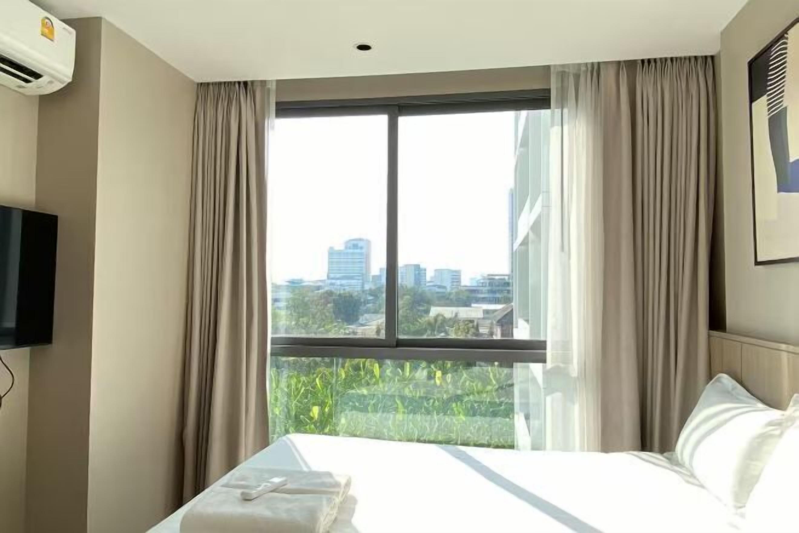 Espacio para trabajar con laptop y tabla de planchar con plancha 