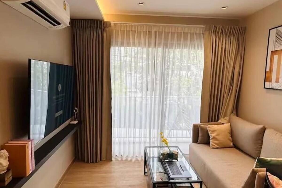 Laptop workspace, soundproofing, iron/ironing board, WiFi (free)