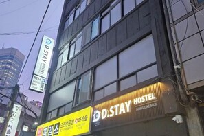 A hostel building with a sign for D.STAY HOSTEL. - D STAY HOSTEL dongdaemun (Seoul)