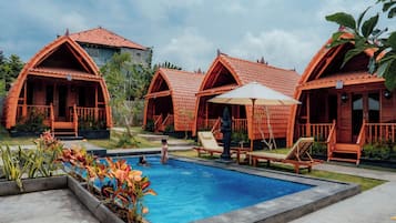 Kolam renang outdoor, dengan kursi berjemur
