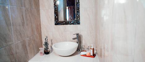 Deluxe Double Room | Bathroom