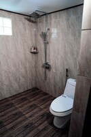 Ducha, artículos de tocador gratuitos, batas, pantuflas