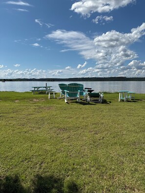 Property grounds - Fabulous family friendly-3-bedroom cabin within minutes of Stephenville and TSU (Stephenville)