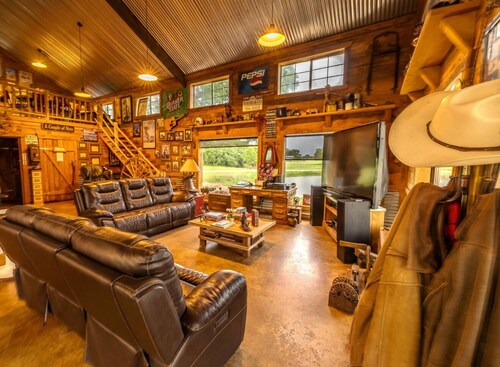 Fabulous family friendly-3-bedroom cabin within minutes of Stephenville and TSU