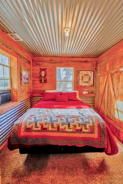 Fabulous family friendly-3-bedroom cabin within minutes of Stephenville and TSU