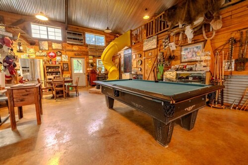 Fabulous family friendly-3-bedroom cabin within minutes of Stephenville and TSU