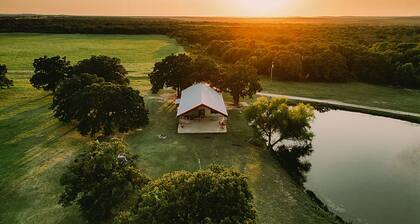 Fabulous family friendly-3-bedroom cabin within minutes of Stephenville and TSU