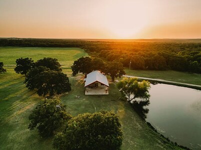 Fabulous family friendly-3-bedroom cabin within minutes of Stephenville and TSU