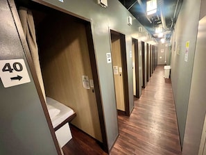 Standard Cabin, Men only | Blackout drapes, free WiFi - Otemachi Kamon Hotel - Caters to Men - Hostel (Tokyo)