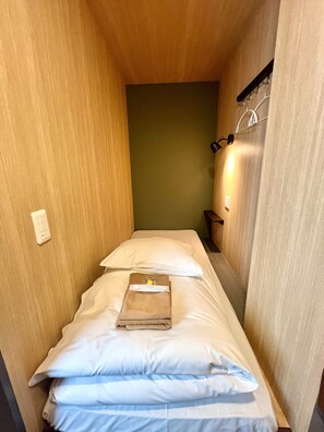 Standard Cabin, Men only | Blackout drapes, free WiFi - Otemachi Kamon Hotel - Caters to Men - Hostel (Tokyo)