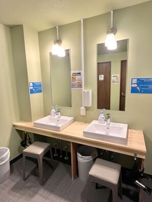 Standard Cabin, Men only | Blackout curtains, free WiFi - Otemachi Kamon Hotel - Caters to Men - Hostel (Tokyo)