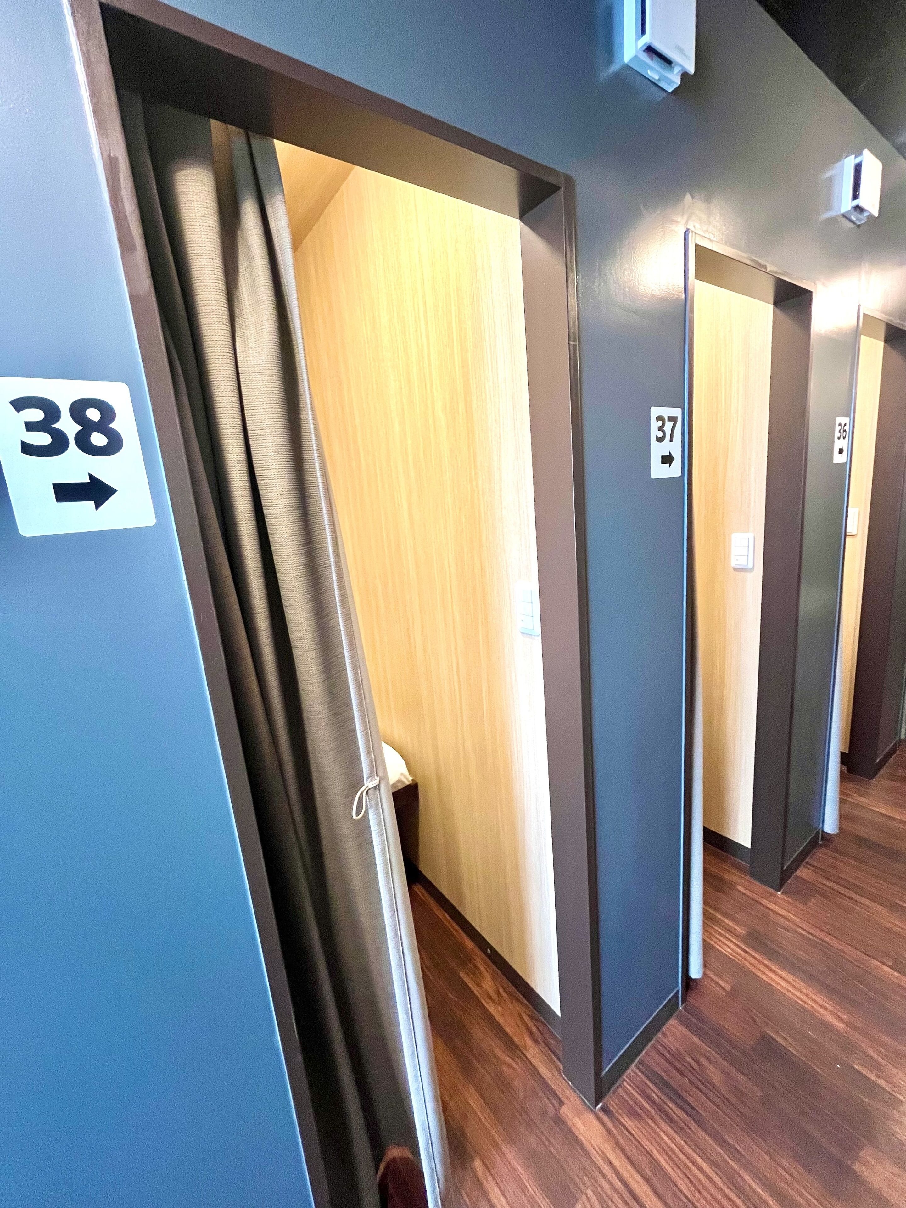 スタンダード キャビン 男性限定 | 遮光カーテン、WiFi (無料)