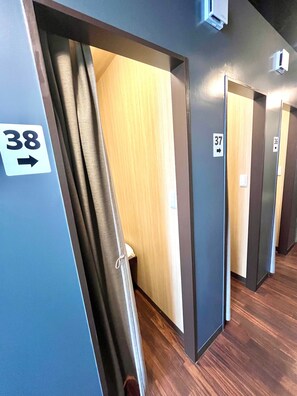 Standard Cabin, Men only | Blackout drapes, free WiFi - Otemachi Kamon Hotel - Caters to Men - Hostel (Tokyo)