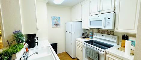 Micro-ondes, four, plaque de cuisson, lave-vaisselle