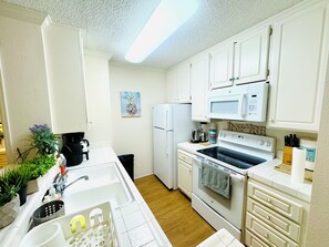 Four à micro-ondes, un four, surface de cuisson, lave-vaisselle