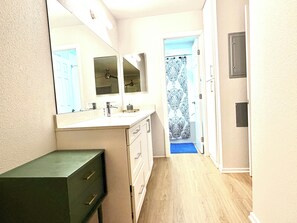 Jabón y papel de baño 