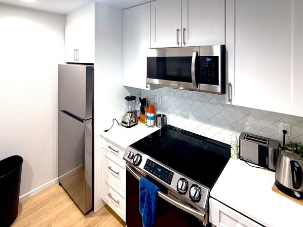 Fridge, stovetop