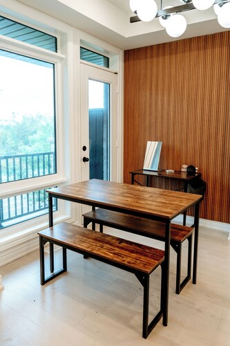 Luxury Escape  2-Bed Townhouse Near Waterfront, Casino, Resort & Downtown