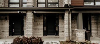 Luxury Escape  2-Bed Townhouse Near Waterfront, Casino, Resort & Downtown