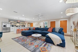 Téléviseur, table de baby-foot, table de ping-pong, livres