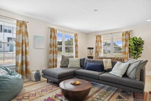 TV, fotballspill, bordtennis og bøker