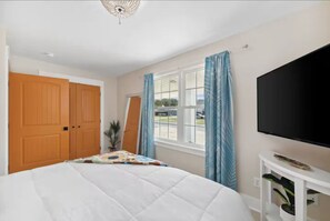 9 chambres, bureau, fer et planche à repasser, lit de bébé portatif