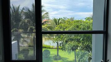 Luxury Double Room, Balcony, Garden View | Bathroom | Deep soaking tub, rainfall showerhead, designer toiletries, hair dryer