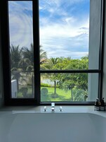 Bañera profunda, cabezal de ducha tipo lluvia