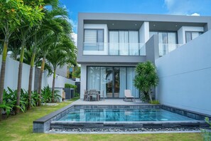 Overnatningsstedets facade – aften/nat