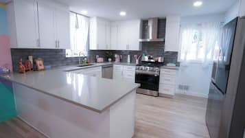 Microondas, horno, placa de cocina y lavavajillas