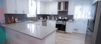 DENVER GIRLS GETAWAY - 12-bed large group getaway with backyard dining.