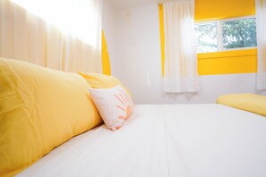 4 bedrooms, iron/ironing board, WiFi, bed sheets