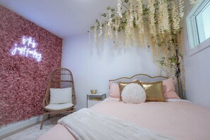 4 bedrooms, iron/ironing board, WiFi, bed sheets - DENVER GIRLS GETAWAY - 12-bed large group getaway with backyard dining. (Denver)