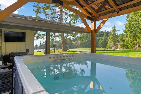 Outdoor spa tub