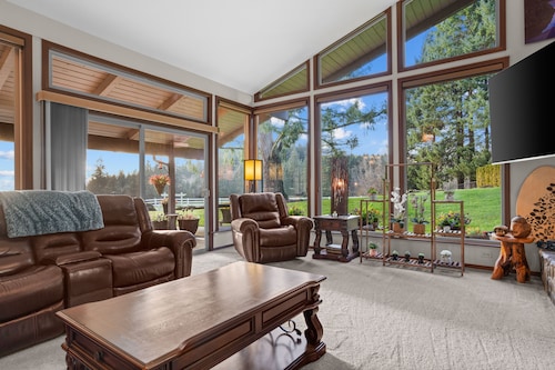 Tranquil Retreat with Hot Tub/Swim Spa & Game Room