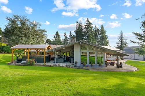 Tranquil Retreat with Hot Tub/Swim Spa & Game Room