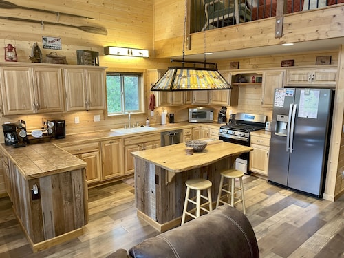 Reels & Rides Retreat - Ample Parking, Hot Tub, Fast Wifi