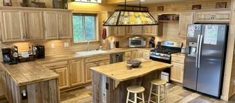 Adventure Basecamp - Hot Tub-Trails-Legendary Fishing-Near Yellowstone-WiFi