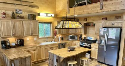 Reels & Rides Retreat - Ample Parking, Hot Tub, Fast Wifi