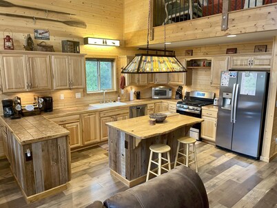 Reels & Rides Retreat - Ample Parking, Hot Tub, Fast Wifi