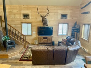 Smart TV, chimenea y estéreo 