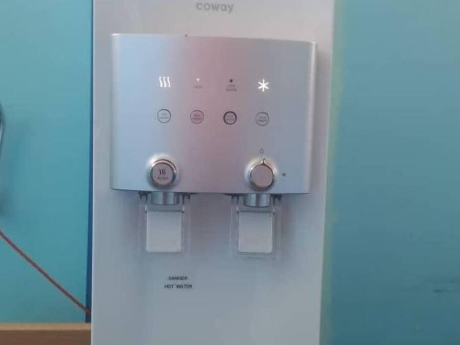 En vattenautomat med två kranar och en kontrollpanel.