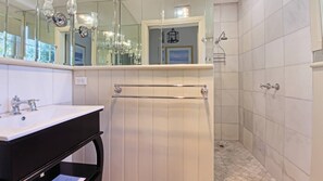 Een douche, een haardroger, handdoeken