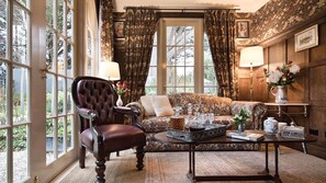 Een televisie en een open haard