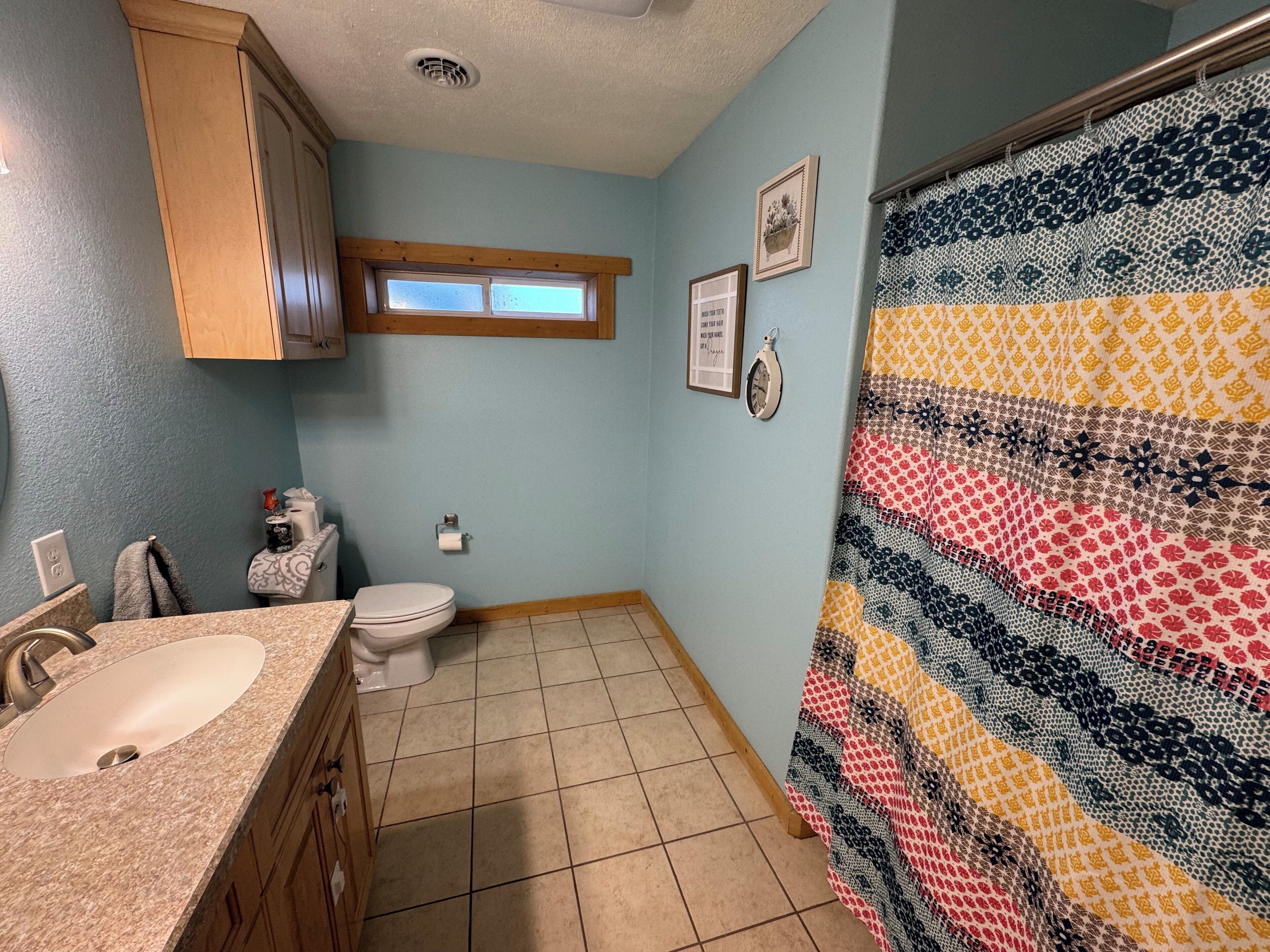 Een douche, een haardroger, handdoeken, toiletpapier