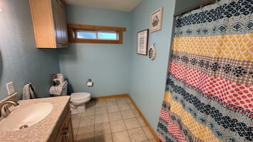 Een douche, een haardroger, handdoeken, toiletpapier