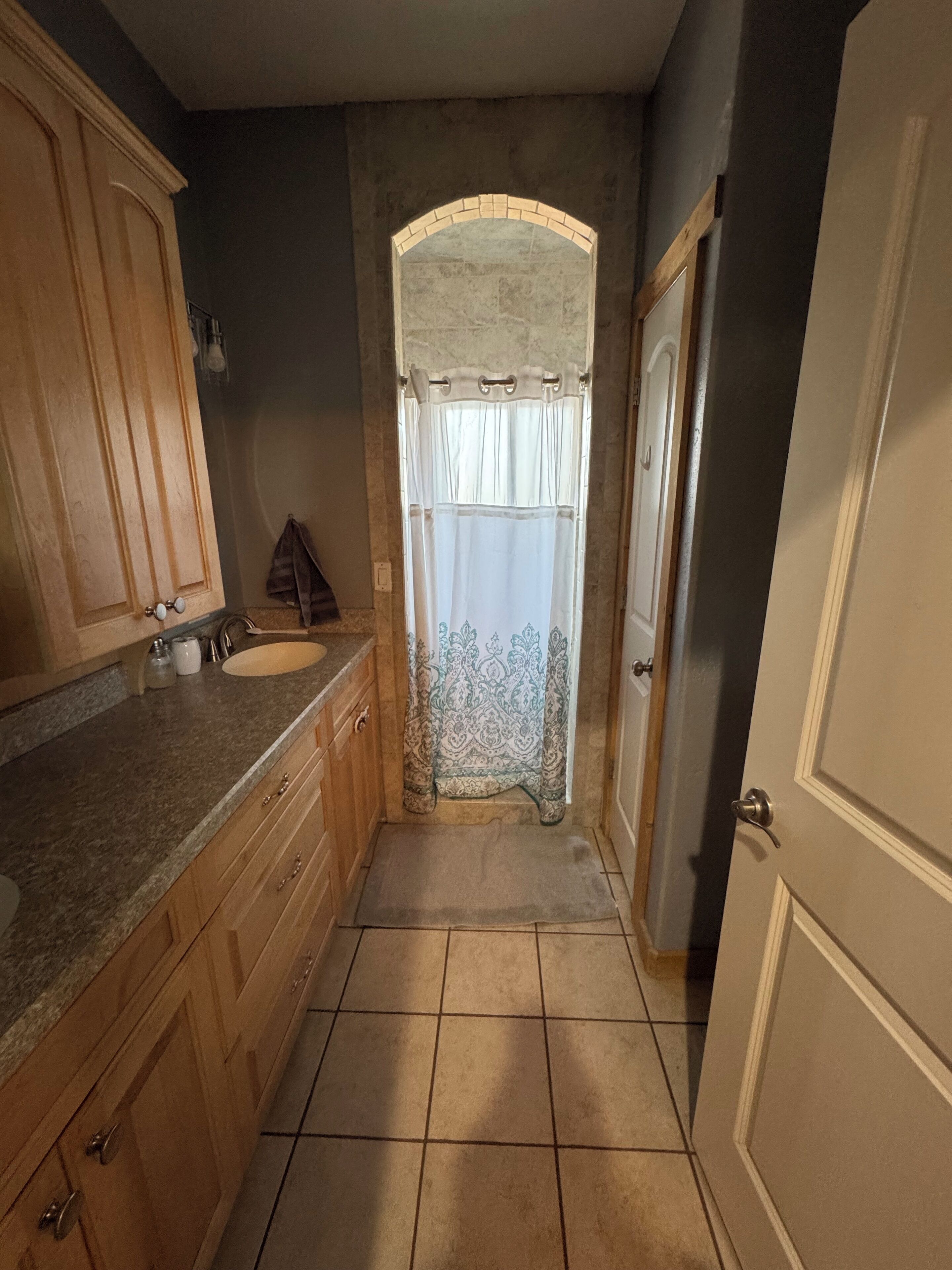 Een douche, een haardroger, handdoeken, toiletpapier