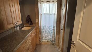 Een douche, een haardroger, handdoeken, toiletpapier