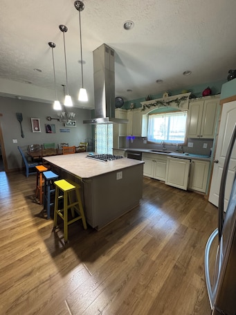 Private kitchen. Spacious 5-bedroom house in charming Cowley with AC and a view of the Pryor Mtns