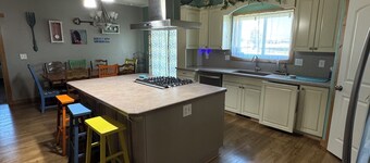 Spacious 5-bedroom house in charming Cowley with AC and a view of the Pryor Mtns